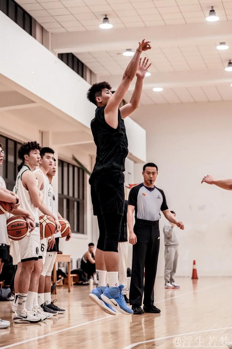 赛场瞬间：周嘉豪如何展现超三联赛的风采？”